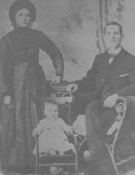 File:Aron Zacharias with Family.jpg
